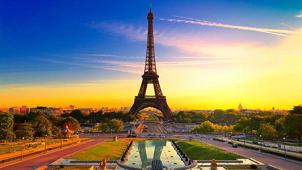 La Tour Eiffel et les jardins du Trocadéro, Paris, France