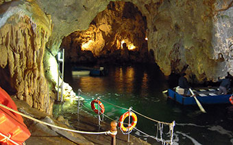 La grotte émeraude dans la Conca dei Marini sur la côte amalfitaine, Italie