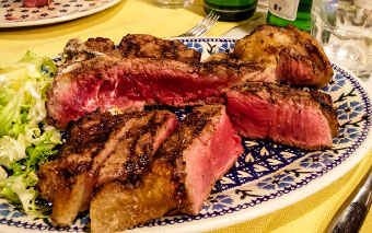 Plat local : Bifteck à la Florentine, Italie