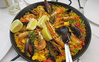 Plat local : paella à Barcelone, Espagne